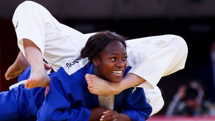 Parvenir à garder le sourire quand un pied menace vos narines, quel mental ! En plus de cette prouesse, Clarisse Agbegnenou remporte deux médailles d'or lors de ces JO. Elle est sacrée dans la catégorie des moins de 63 kilos et lors du concours par équipes. (DIMITRIS ISEVIDIS / ANADOLU AGENCY)