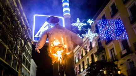 Une poup&eacute;e repr&eacute;sentant le ministre de la Justice espagnol Alberto Ruiz Gallardon est incendi&eacute;e lors de la manifestation pro-avortement &agrave; Madrid (Espagne) le 20 d&eacute;cembre 2013.&nbsp; (ANDRES KUDACKI / AP / SIPA)