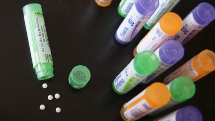 Tubes de granules homéopathiques. Septembre 2018 (STÉPHANIE BERLU / FRANCE-INFO)