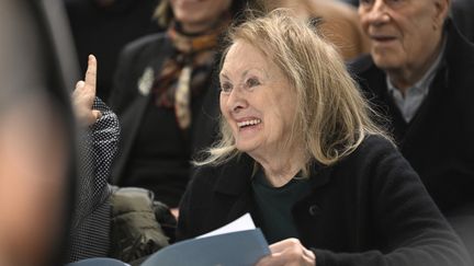 Annie Ernaux, lauréate du prix Nobel de littérature 2022, rencontre de jeunes étudiants à la bibliothèque de Rinkeby à Stockholm, en Suède, le 12 décembre 2022. (PONTUS LUNDAHL / TT NEWS AGENCY / AFP)