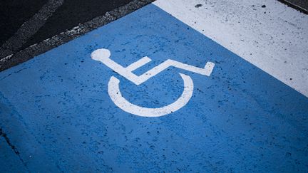 Une place de stationnement réservée aux personnes handicapées à Aurillac (Cantal), le 6 juillet 2022. (MAGALI COHEN / HANS LUCAS / AFP)