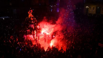 Des supporters français célèbrent la victoire des Bleus contre l'Angleterre en quart de finale la Coupe du monde, le 10 décembre 2022 à Montpellier (Hérault). (SYLVAIN THOMAS / AFP)