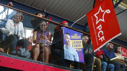 Des militants du PCF lors d'un meeting de Ian Brossat, le 16 mai 2019 à Paris.&nbsp; (LEON TANGUY / MAXPPP)