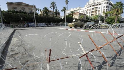 Le dispositif de s&eacute;curit&eacute; renforc&eacute; devant l'ambassade fran&ccedil;aise en Tunisie le 20 septembre 2012. (FETHI BELAID / AFP)