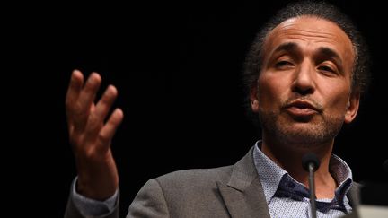 L'islamologue Tariq Ramadan, le 26 mars 2016 lors d'une conférence à Bordeaux. (MEHDI FEDOUACH / AFP)