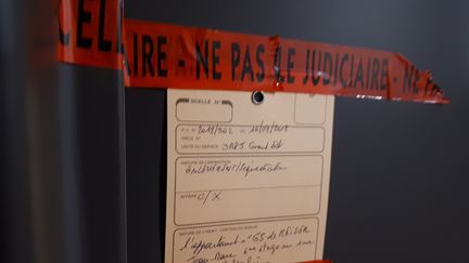 Le scellé sur la porte de l'appartement du principal suspect dans l'affaire Sophie Le Tan, rue Perle à Schiltigheim. Septembre 2018 (WYLOËN MUNHOZ-BOILLOT / FRANCE-BLEU ALSACE (+ FB ELSASS))