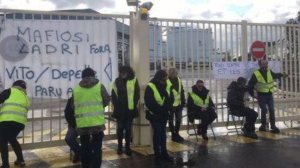 &nbsp;Devant le dépôt pétrolier de&nbsp;Lucciana (Haute-Corse), le lundi 4 février 2019. (EMILIE ARRAUDEAU / FTVIASTELLA)