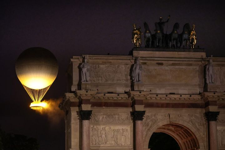 La vasque olympique avec l'arc de Triomphe du Carroussel, à Paris, le 31 juillet 2024. (DAVID GRAY / AFP)