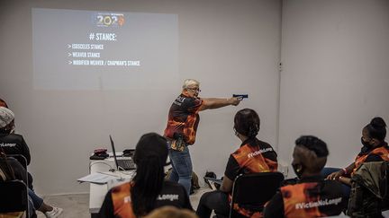 En parallèle de la campagne des Nations unies "16 jours d'activisme pour mettre fin à la violence faite aux femmes", GOSA a lancé en 2015 Girls on Fire pour les inciter à s’armer, à ne plus être des cibles.&nbsp; &nbsp; (MARCO LONGARI / AFP)