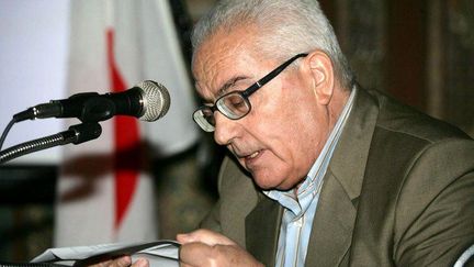 Il avait refusé jusqu’au bout de quitter son poste. Khaled al-Assaad, âgé de 82 ans, a été exécuté par des jihadistes du groupe extrémiste Daech mardi 18 août 2015 à Palmyre, dans la province centrale de Homs. L'éminent archéologue avait décidé de ne pas fuir devant l'avancée de l'organisation de l'Etat islamique. Détenu pendant un mois avant d'être décapité, Khaled al-Assaad voulait protéger le patrimoine archéologique de la Syrie.  (HO / SANA / AFP)