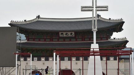 Ultimes préparatifs place Gwanghwamun à Séoul, le 14 août 2014, pour la venue du pape François. (AFP PHOTO/JUNG YEON-JE)