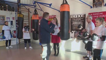 Manche : des seniors apprennent à boxer dans la bonne humeur