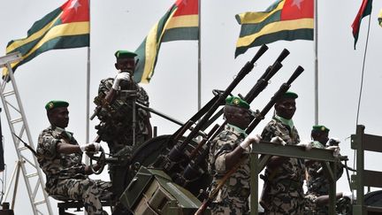 L'armée prend part aux célébrations du 55e anniversaire de l'indépendance du Togo, le 27 avril 2015, à l'extérieur du palais présidentiel, à Lomé, la capitale. (ISSOUF SANOGO / AFP)