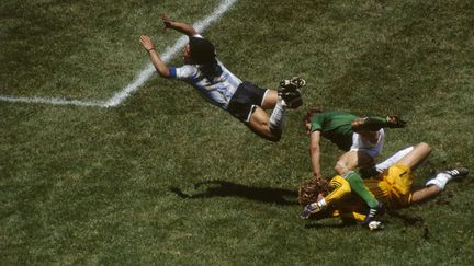 Finale de la Coupe du monde 1986 au stade Azteca entre l'Argentine&nbsp;et Allemagne&nbsp;(3-2). L'Argentin Diego Maradona plonge sur le gardien de but allemand Harald Schumacher. (JEAN-YVES RUSZNIEWSKI / CORBIS HISTORICAL / GETTY IMAGES)