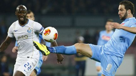 Eliaquim Mangala (FC Porto) surveille Gonzalo Higuain (Naples) (CARLO HERMANN / AFP)