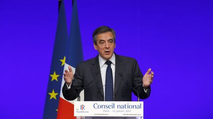 François Fillon : une meeting pour convaincre face aux polémiques