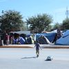 Un enfant joue devant le campement de fortune de la Plaza de las Americas à Reynosa (Mexique), le 29 novembre 2021. (VALENTINE PASQUESOONE / FRANCEINFO)