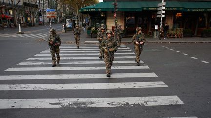 &nbsp; (Au lendemain des attentats dans Paris et à proximité du Stade de France qui ont coûté la vie à au moins 127 personnes, des militaires patrouillent samedi dans le quartier de l'Opéra © Maxppp)