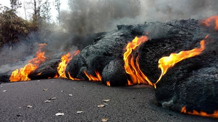 De la lave provenant du volcan Kilauea à Pahoa, sur l'archipel d'Hawaï, le 17 mai 2018. (SOCIAL MEDIA / REUTERS)