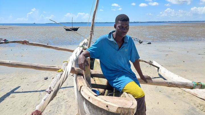 Rashidi, un pêcheur de Poutini, raconte son inquiétude concernant les conséquences du projet de Total sur son travail. (Julie Pietri – Radio France)