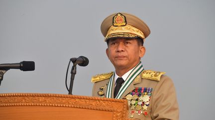 Le général Min&nbsp;Aung Hlaing&nbsp;à Naypyidaw (Birmanie), le 27 mars 2022. (HANDOUT / MYANMAR MILITARY INFORMATION TEA / AFP)