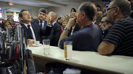 Nicolas Sarkozy s'exprime dans un caf&eacute;-tabac de Vestric-et-Candiac, une petite commune du Gard, le 29 mars 2012. (PHILIPPE WOJAZER / POOL)