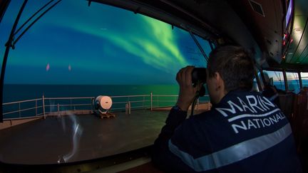 Un marin scrute l'horizon à bord du "Rhône", qui a franchi, en septembre 2018, le passage du Nord-Est, cette voie maritime longeant les côtes septentrionales de la Sibérie. (JONATHAN  BELLENAND / MARINE NATIONALE / AFP)