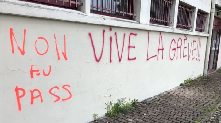 "Non au pass, "Vive la grève" inscrits sur les murs des locaux de l'Ordre des infirmiers de Toulouse. (ORDRE DES INFIRMIERS)