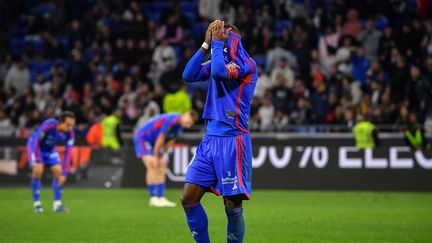 Alexandre Lacazette après la défaite de l'OL en Ligue 1 contre Clermont, le 22 octobre 2023. (ARNAUD FINISTRE / AFP)