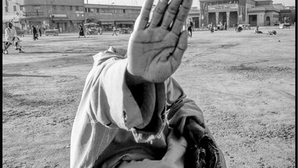 Le photographe marocain Daoud Aoulad-Syad a parcouru les paysages urbains désolés de son pays, les terrains vagues où les gamins jouent au foot, les fêtes foraines, il fait le portrait de musiciens, d'enfants, de laissés pour comptes, dans un noir et blanc classique d'où émane une grande poésie un peu mélancolique. Egalement cinéaste, il présente aussi ses films à l'auditorium. A la MEP. Ici, "Jemaa El-Fna", Marrakech, 1984
 (Daoud Aoulad-Syad)