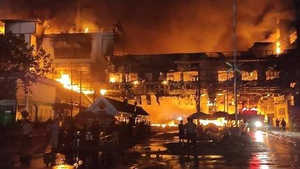 L'hôtel-casino Grand Diamond City a été frappé par un incendie, le 28 décembre 2022 à Poipet (Cambodge). (AFP)