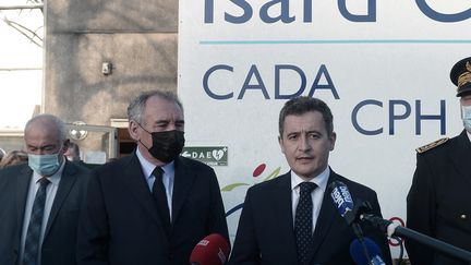 Le ministre de l'Intérieur, Gérald Darmanin (à droite) lors d'un point-presse après l'agression mortelle d'un homme à Pau (Pyrénées-Atlantiques), avec le maire de la ville, François Bayrou, le 19 février 2021. (IROZ GAIZKA / AFP)