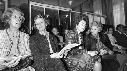 Claude Pompidou, Bernardette Chirac, Liliane Bettencourt et Eva Barre lors d’iun défilé Chanel, le 30 novembre 1979, à Paris. (PIERRE GUILLAUD / AFP)