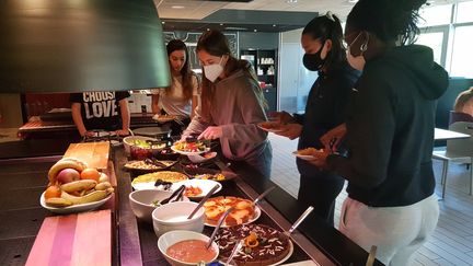 En stage à Lyon, à table avec l'équipe de France de sabre. (CECILIA BERDER / FRANCEINFO / RADIO FRANCE)