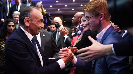 Eric Zemmour remerciant ses soutiens, le soir du premier tour de l'élection présidentielle,&nbsp;dans la salle de la Mutualité à Paris, le 10 avril 2022. (BERTRAND GUAY / AFP)