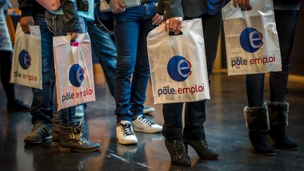 Des ch&ocirc;meurs font la queue lors d'un forum pour l'emploi, &agrave; Arras (Pas-de-Calais), le 14 octobre 2014. (PHILIPPE HUGUEN / AFP)