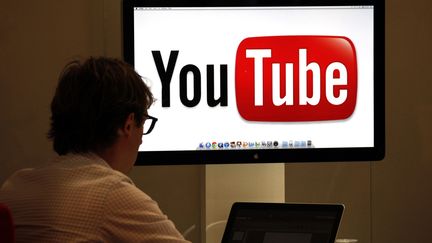 Youtube encourt jusqu'&agrave; 250 000 euros d'amende et jusqu'&agrave; six mois de prison, pour chaque vid&eacute;o qu'elle persisterait &agrave; diffuser sans autorisation. (ERIC GAILLARD / REUTERS)