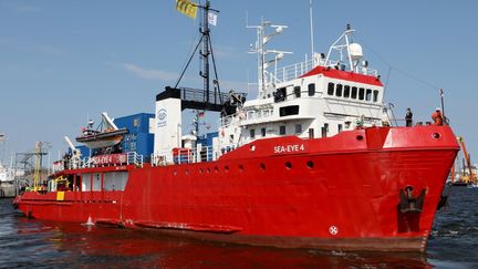 Le bateau "Sea Eye 4", de l'ONG allemande Sea Eye,&nbsp;quitte le port de pêche de Rostock, en Allemagne,&nbsp;pour se diriger vers la Méditerranée, le 17 avril 2021. (BERND WUSTNECK / DPA-ZENTRALBILD)