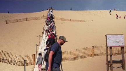 Durant le week-end de Pâques, les marches permettant d'accéder à la dune du Pilat ont rouvert au public. L'affluence était forte dès la réouverture. (FRANCE 2)