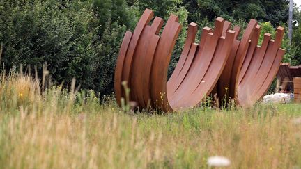 Installation de l'oeuvre artistique de Bernar Venet dans le&nbsp;parc du Louvre-Lens (MATTHIEU BOTTE / MAXPPP)