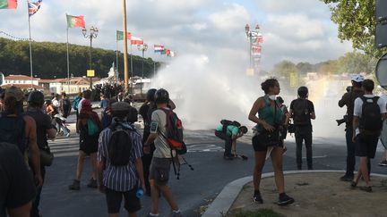 Des policiers emploient des canons à eau contre des manifestants s'opposant au sommet du G7, le 24 août 2019, à Bayonne (Pyrénées-Atlantiques). (GAIZKA IROZ / AFP)