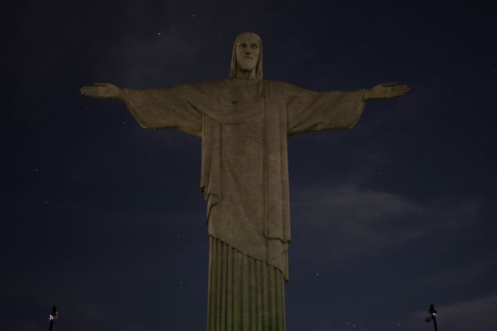 Le Christ Rédempteur de Rio de Janeiro (Brésil) s'est éteint pendant une heure, le 22 mai 2023, en signe de solidarité avec Vinicius, victime d'insultes racistes. (CARLOS FABAL / AFP)