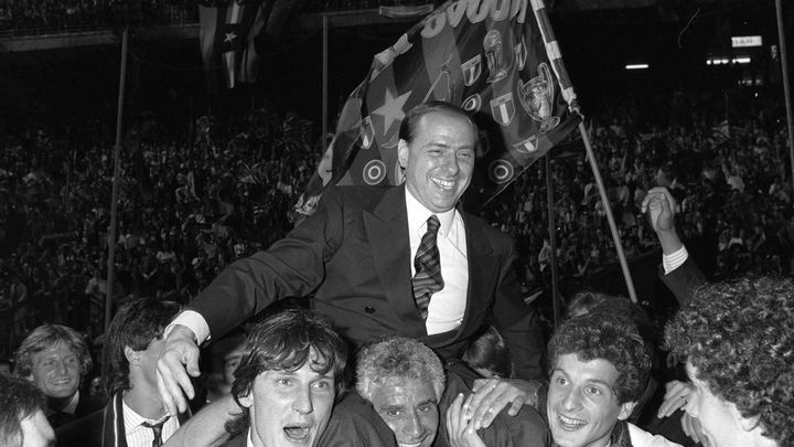 Silvio Berlusconi, patron du Milan AC, port&eacute; en triomphe par ses joueurs apr&egrave;s la victoire du club lors de la finale de la Ligue des champions, en&nbsp;1988. (FERDINANDO MEAZZA /AP/SIPA / AP)