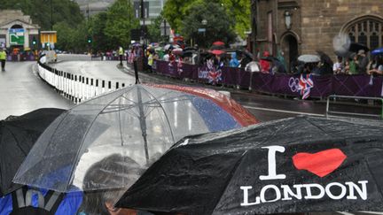 Le public massé sous la pluie devant Tower of London