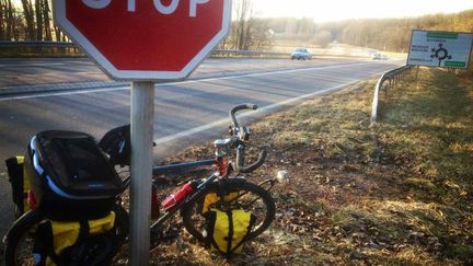 Mardi 21 f&eacute;vrier - &Agrave; une dizaine de kilom&egrave;tres &agrave; l'est de Sarreguemines (Moselle) Un homme &agrave; v&eacute;lo s'est arr&ecirc;t&eacute; &agrave; ce croisement et a demand&eacute; &agrave; Rapha&euml;l et Alexis : "o&ugrave; allez-vous ?" Rapha&euml;l : "o&ugrave; habitez-vous ?" Ils se sont compris. Patrick et son &eacute;pouse Anne-Marie les ont accueillis chez eux &agrave; W&oelig;lfling-l&egrave;s-Sarreguemines pour la nuit. (RAPHAËL KRAFFT ET ALEXIS MONCHOVET)