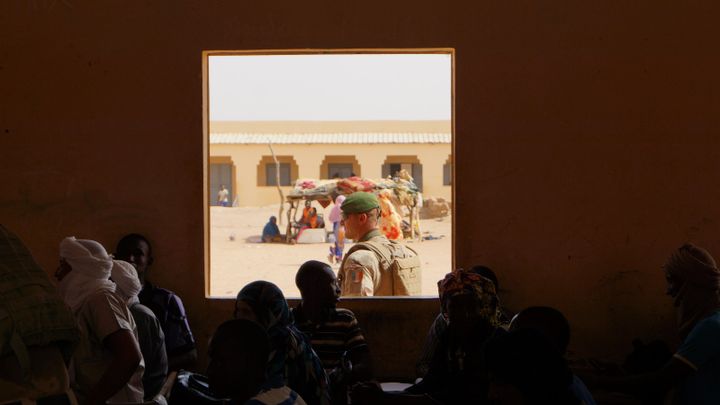 Un légionnaire devant l'école d'infirmiers de Ménaka au Mali. Mai 2018 (ERIC AUDRA / RADIO FRANCE)