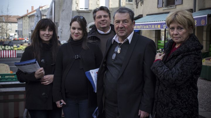 De g. &agrave; dr. : Alison Cardaire, Emilie Vocanson, Gabriel Jacques Cardaire, Gabriel Jean Cardaire et Christine Cardaire en campagne pour les &eacute;lections d&eacute;partementales, sur le march&eacute; d'Yssingeaux (Haute-Loire), le 19 mars 2015. (MATHIEU DEHLINGER / FRANCETV INFO)