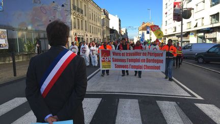 Le maire de Périgueux a attendu les manifestants au milieu de la chaussée, le 26 novembre. (Radio France / Antoine Balandra)