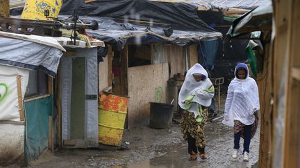 Deux femmes dans l'une des rues du sud de la "jungle" de Calais, le 22 février 2016.&nbsp; (PASCAL ROSSIGNOL / REUTERS)