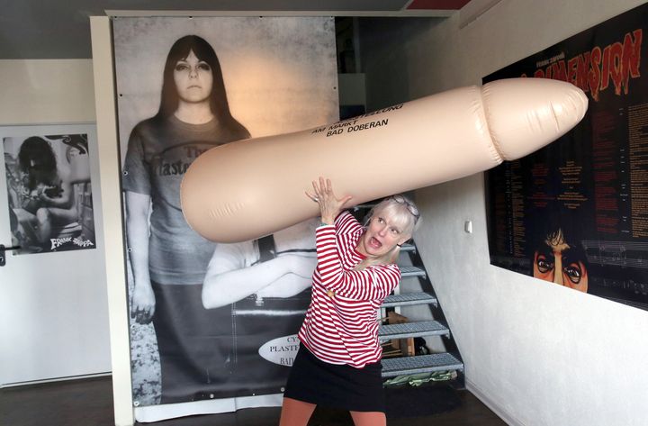 L'artiste américaine Cynthia Albritton alias "Cynthia Plaster Caster" pose dans l'exposition "Penis Dimension" à Bad Doberan (Allemagne) en&nbsp; 2015 qui présentait&nbsp;des plâtres de pénis et de seins de musiciens célèbres,&nbsp;moulés par l'artiste depuis les années 1960 (BERND WUSTNECK / DPA)